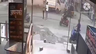 मुळशी: नऱ्हे येथे सांडपाण्यामुळे रस्त्यावर दुचाकी घसरून तरुण रस्त्यावर पडून गंभीर जखमी