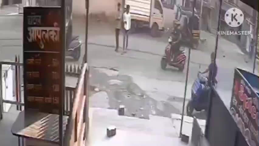 मुळशी: नऱ्हे येथे सांडपाण्यामुळे रस्त्यावर दुचाकी घसरून तरुण रस्त्यावर पडून गंभीर जखमी