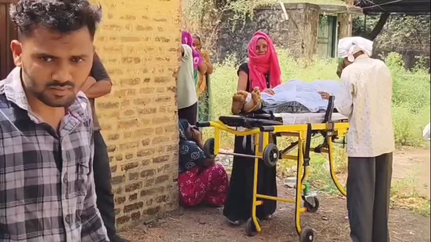 नवापूर: धुळे सुरत राष्ट्रीय महामार्गावर बंधारपाडा फाट्याजवळ भीषण अपघातात पती ठार पत्नी जख्मी