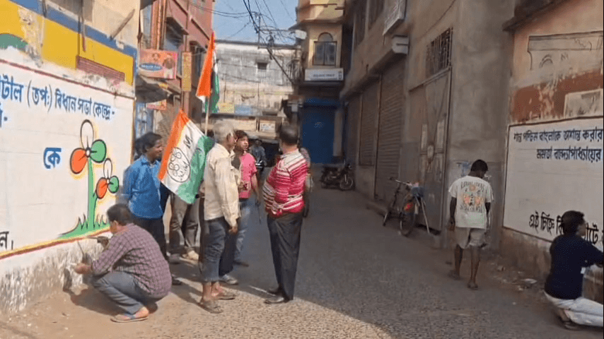 ঘাটাল: ২০২৬ বিধানসভা নির্বাচনে নির্ঘণ্ট ঘোষণার আগেই ঘাটাল শহরে জোর কদমে চলছে শাসক বিরোধী দেওয়াল লিখনের কাজ।