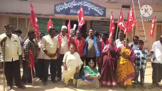 కదిరి: తలుపుల మండల కేంద్రంలో వికలాంగులకు కమ్యూనిటీ హాల్ నిర్మాణానికి ఐదు సెంట్ల స్థలం కేటాయించాలని ఎమ్మార్వోకు వినతి