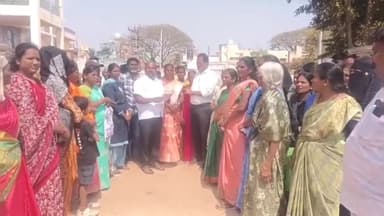 ಹಿರಿಯೂರು: ಆಶ್ರಯ ಯೋಜನೆ ಮನೆಗಳಿಗೆ ಓಡಾಡುವ ಜಾಗದಲ್ಲಿ ಕಟ್ಟಿದ ಅಕ್ರಮ ಕಾಂಪೌಂಡ್ ತೆರವಿಗೆ ಆಗ್ರಹಿಸಿ ಹಿರಿಯೂರು ನಗರಸಭೆಗೆ ಮನವಿ