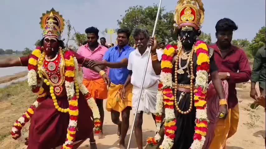 உளுந்தூர்பேட்டை: ரகுநாதபுரம் கிராமத்தில் அமைந்துள்ள அங்காளம்மன் கோயிலில் நடைபெற்ற மயான கொள்ளை திருவிழா