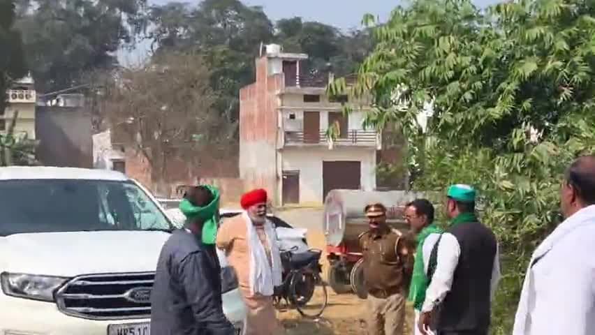 महमूदाबाद: महमूदाबाद में श्रद्धांजलि कार्यक्रम में पहुंचे राकेश टिकैत, किसानों से की खेती न बेचने की अपील
