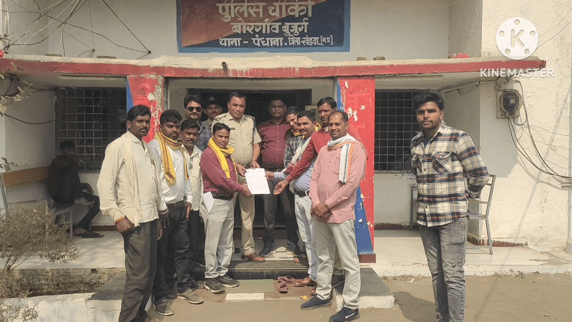 पंधाना: भगोरिया हाट साप्ताहिक महोत्सव को लेकर जयस आदिवासी संगठन के पदाधिकारियों ने चौकी प्रभारी को सौंपा ज्ञापन