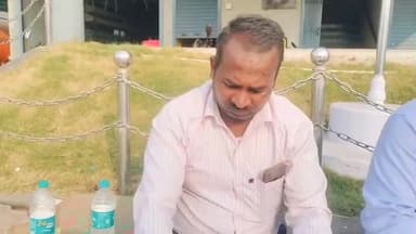ಚಿಕ್ಕೋಡಿ: ಶಾಲಾ ಅಭಿವೃದ್ಧಿಗೆ ಆಗ್ರಹಿಸಿ ಕರೋಶಿ ಗ್ರಾಮ ಪಂಚಾಯಿತಿ ಎದುರು ಪ್ರತಿಭಟನೆ ನಡೆಸುತ್ತಿರುವ ಗ್ರಾಮಸ್ಥರು