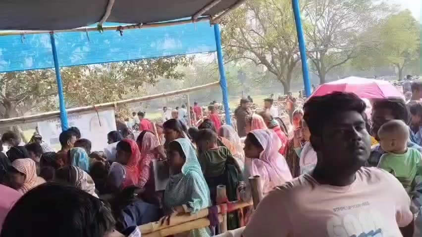 ফরাক্কা: ফারাক্কা ব্যারেজের শিশু তলা ক্লাব প্রাঙ্গণে জোর কদমে চলছে যুব সাথী প্রকল্পের ফর্ম জমা নেওয়ার কাজ