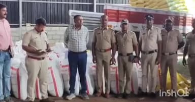 ಹುಣಸೂರು: ಯೂರಿಯಾ ಅಕ್ರಮ ದಾಸ್ತಾನು ಗೋದಮುಗಳ ಮೇಲೆ: ಕೃಷಿ ಇಲಾಖೆ ಅಧಿಕಾರಿಗಳು ದಾಳಿ 18 ಲಕ್ಷ ಮೌಲ್ಯದ ಗೊಬ್ಬರ ವಶ