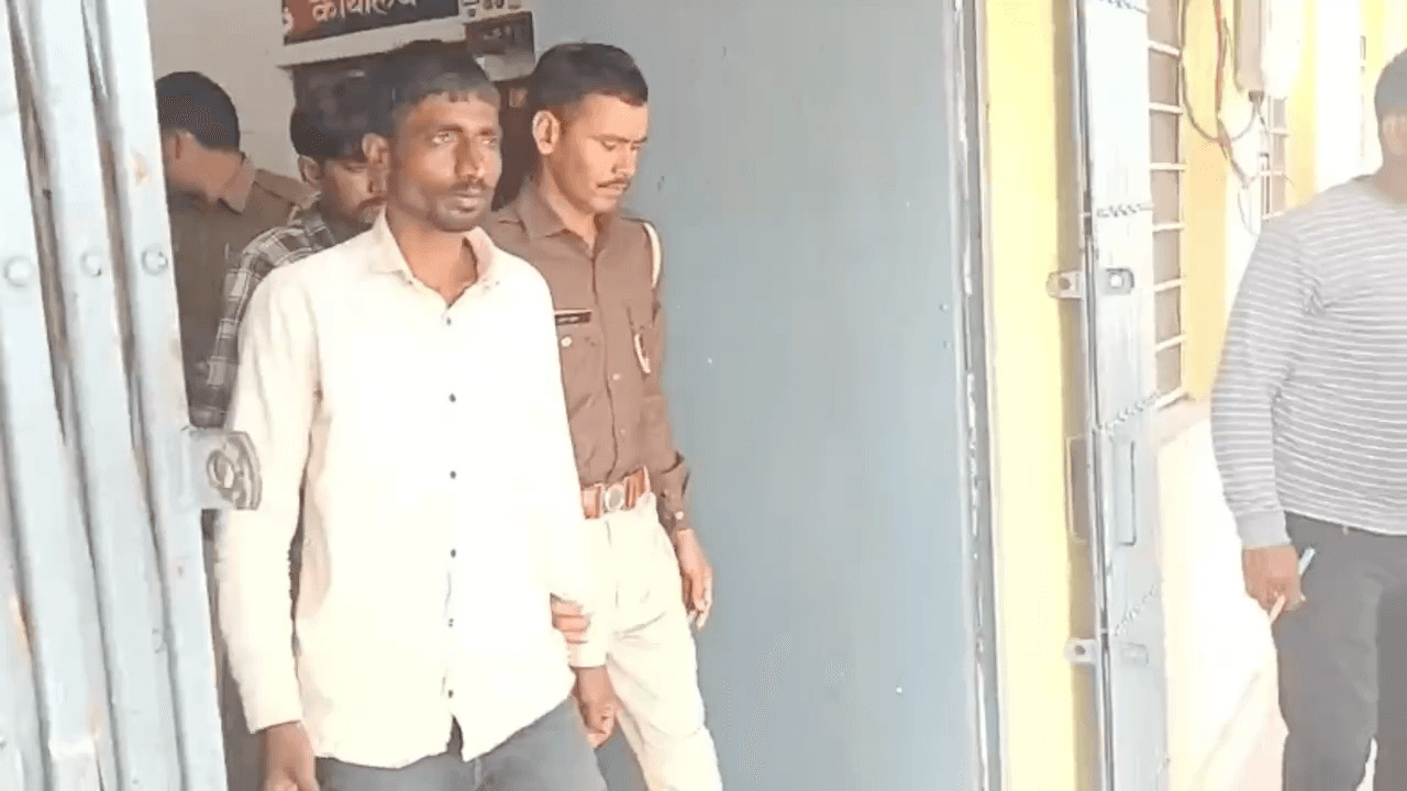 बकानी: थोबड़िया श्री राम मंदिर में हुई चोरी के मामले में चांदी के छत्र के साथ एक और आरोपी गिरफ्तार, आरोपियों की संख्या हुई 4