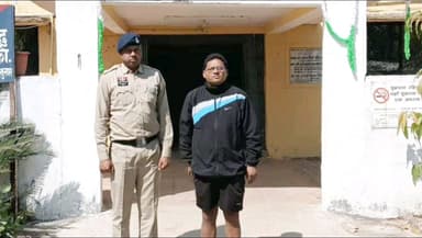 पिथौरा: ओडिशा से आया 'फर्जी क्राइम ब्रांच अफसर' गिरफ्तार, नकली पिस्टल से शराब दुकान में दी थी धमकी