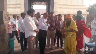 అమ్రాబాద్: మద్దిమడుగు లోని ఆంజనేయ స్వామి దేవాలయాన్ని సందర్శించిన ముఖ్యమంత్రి కార్యాలయ ప్రిన్సిపాల్ సెక్రటరీ శ్రీనివాసరాజ్