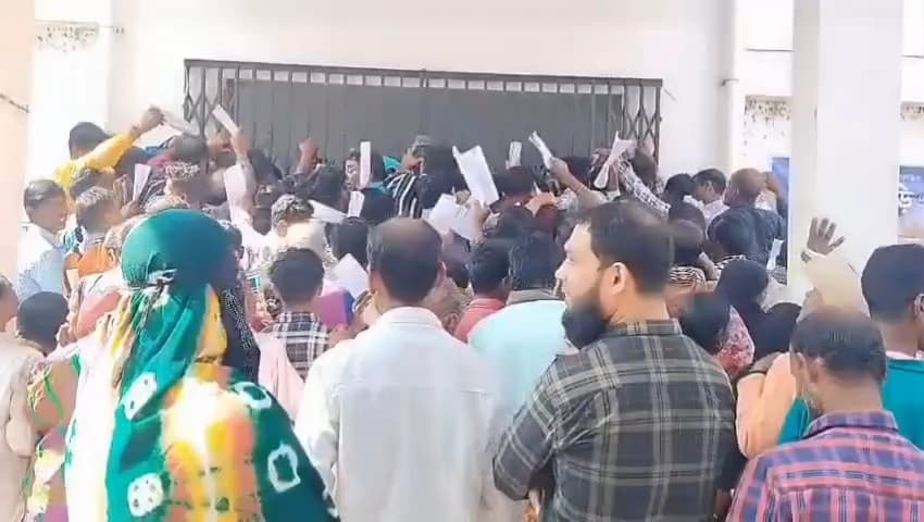 ভাতার: যুব সাথী প্রকল্পের ফর্ম জমা নেওয়ার সময় ভাতার ব্লক অফিসে ব্যাপক বিশৃঙ্খলা, হুরুহুরি এলাকায় চাঞ্চল্য