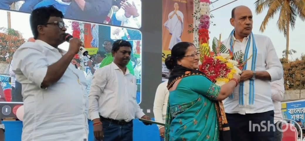 উলুবেড়িয়া ১: মুখ্যমন্ত্ৰী মমতা বন্দোপাধ্যায়ের অনুপ্ৰেরনায় উলুবেড়িয়া পৌরসভার উদ্যোগে পথশ্ৰী ও রাস্তাশ্ৰী প্ৰকল্পের শুভ উদ্বোধন