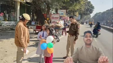 नौगावां सादात: साइबर अपराध और बढ़ती छेड़छाड़ की घटनाओं को देखते हुए नौगांवा थाना पुलिस ने छात्र-छात्राओं व लोगों को किया जागरूक