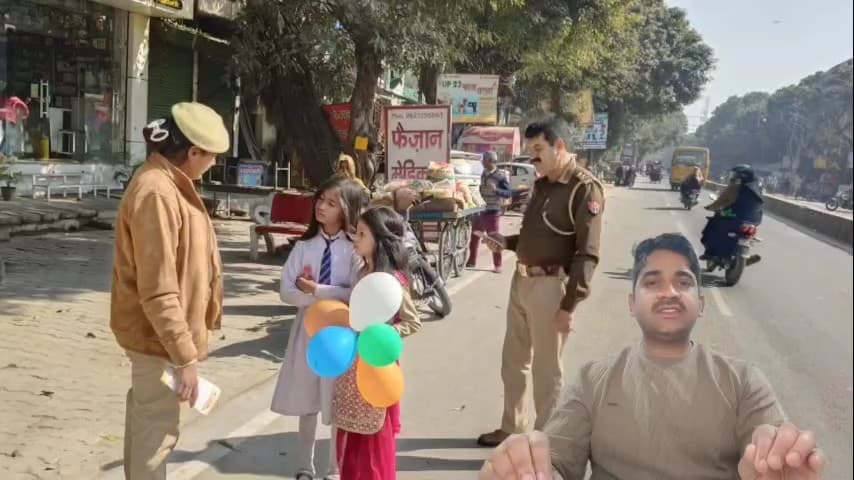 नौगावां सादात: साइबर अपराध और बढ़ती छेड़छाड़ की घटनाओं को देखते हुए नौगांवा थाना पुलिस ने छात्र-छात्राओं व लोगों को किया जागरूक