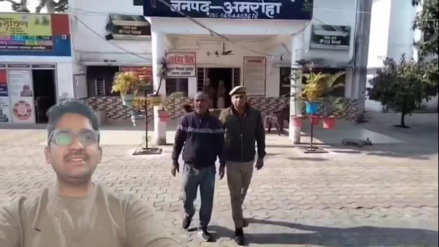 नौगावां सादात: नौगांवा थाना पुलिस ने शराब मामले में फरार चल रहे वारंटी को किया गिरफ्तार