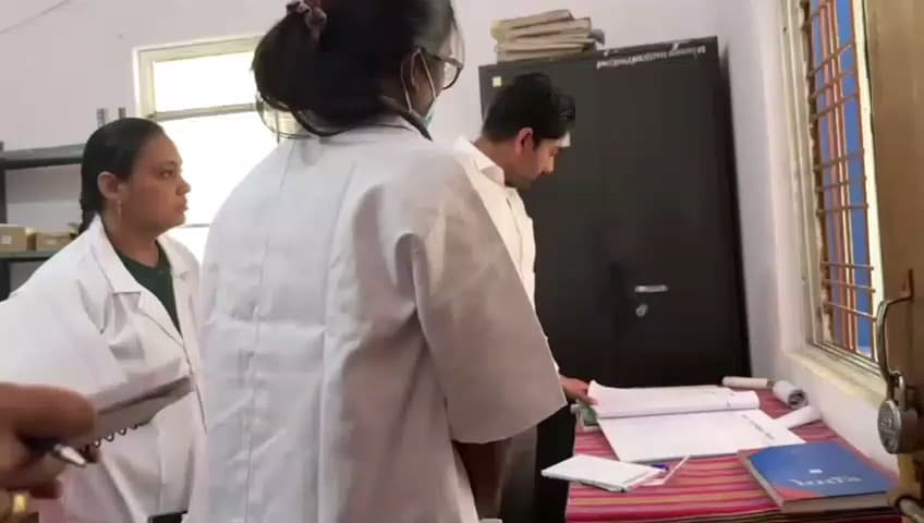 देवसर: कलेक्टर ने किया प्राथमिक स्वास्थ्य केन्द्र बरगवा का निरीक्षण, अनिमिया पीड़ित गर्भवती महिलाओं के उपचार के दिए निर्देश