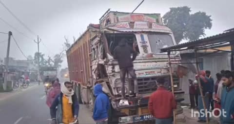 सिधवलिया: बैकुंठपुर रोड पर दो ट्रकों के बीच टक्कर, सूचना मिलते ही पुलिस मौके पर पहुंची