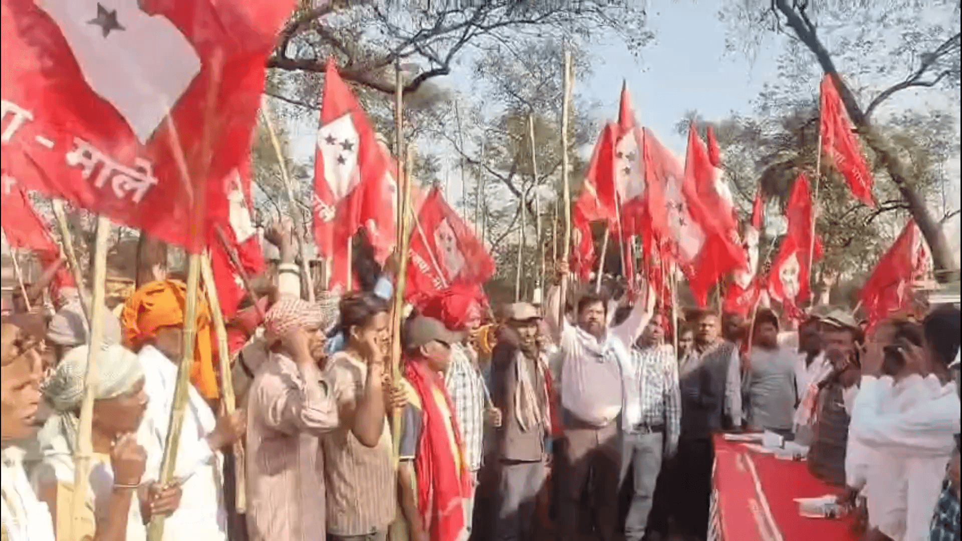 बेंगाबाद: महुवाटांड़ में भाकपा माले का प्रदर्शन, बालमुकुंद फैक्ट्री प्रबंधन पर फर्जी मुकदमे का आरोप