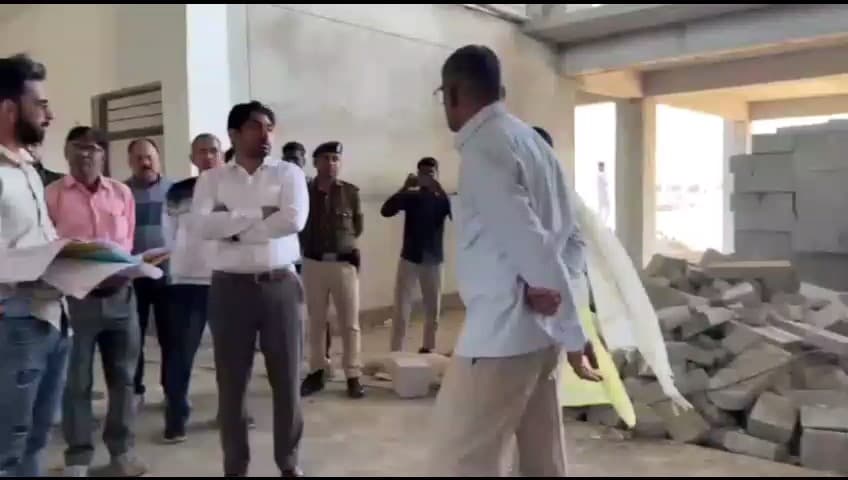 देवसर: बरगवा में निर्माणाधीन सिविल अस्पताल का कलेक्टर ने किया निरीक्षण, एजेंसी को समय पर काम पूरा करने का निर्देश
