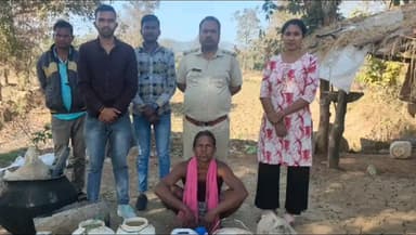 पिथौरा: पिथौरा में अवैध महुआ शराब के खिलाफ कार्रवाई, 76 लीटर मदिरा की गई ज़ब्त