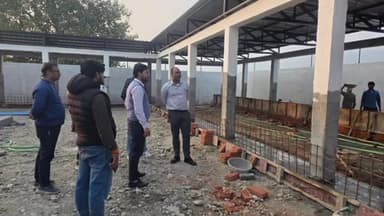पूर्णागिरि: जिलाधिकारी ने ₹146.86 लाख की लागत से टनकपुर के नायकगोठ में बन रही गौशाला का किया निरीक्षण