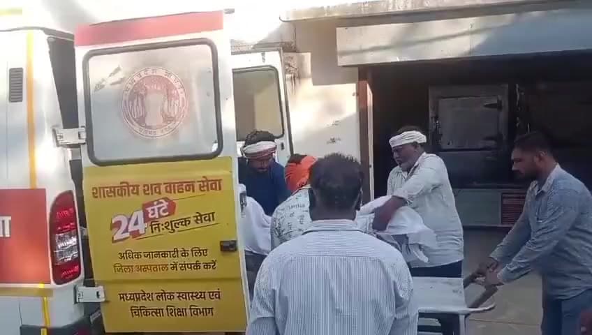 करेली: ट्रीली फैक्ट्री में आग से झुलसी महिला की इलाज के दौरान मौत, जिला अस्पताल में हुआ पोस्टमार्टम