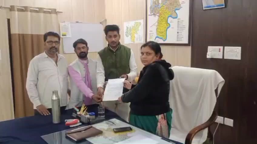 राजाखेड़ा: राजाखेड़ा में सड़क की बदहाली से आक्रोशित ग्रामीणों ने SDM को दिया ज्ञापन, कहा- सड़क न बनी तो करेंगे आंदोलन