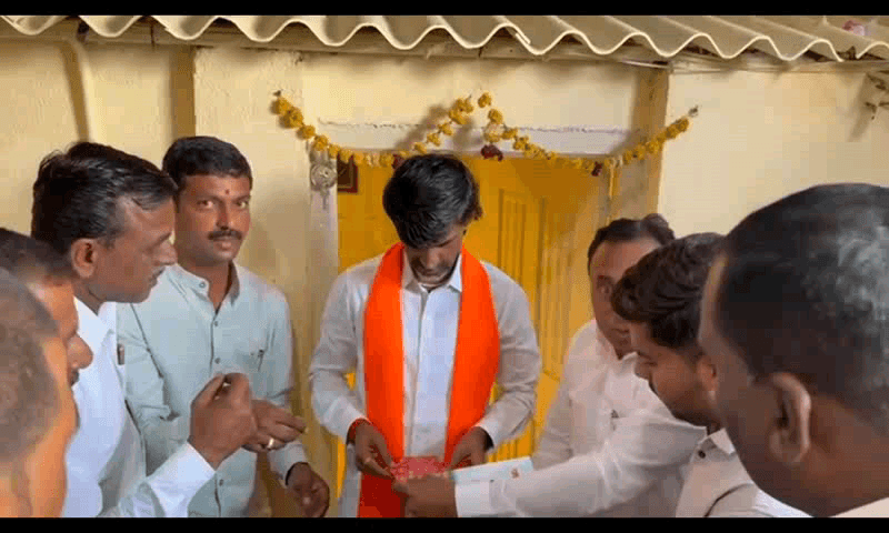 कन्नड: अंतरवाली सराटी येथे ‘संघर्ष योद्धा जरांगे’ पुस्तकाचे प्रकाशन; कन्नडच्या मुख्याध्यापकांचा पुढाकार