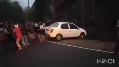 भीमपुर: मोहदा में युवाओं की मदद से ट्रैक्टर बुलाकर कार को निकाला गया बाहर, चारों युवक सुरक्षित