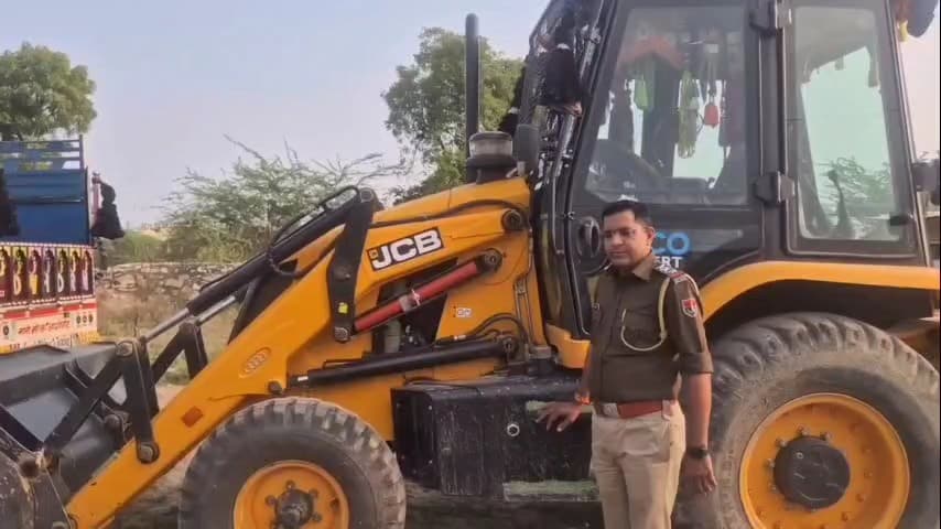 हुरड़ा: शंभूगढ़ पुलिस की बड़ी कार्रवाई, अवैध बजरी दोहन के मामले में दो ट्रैक्टर-ट्रॉली और एक जेसीबी किया गया जब्त