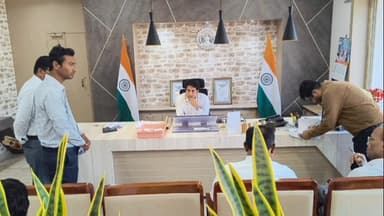परसवाड़ा: पोंगारझोड़ी निवासी की लंबित सीएम हेल्पलाइन की कलेक्टर ने सुनी शिकायत, पटवारी को समाधान न करने पर दी निलंबन की चेतावनी