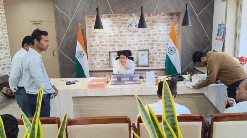परसवाड़ा: पोंगारझोड़ी निवासी की लंबित सीएम हेल्पलाइन की कलेक्टर ने सुनी शिकायत, पटवारी को समाधान न करने पर दी निलंबन की चेतावनी