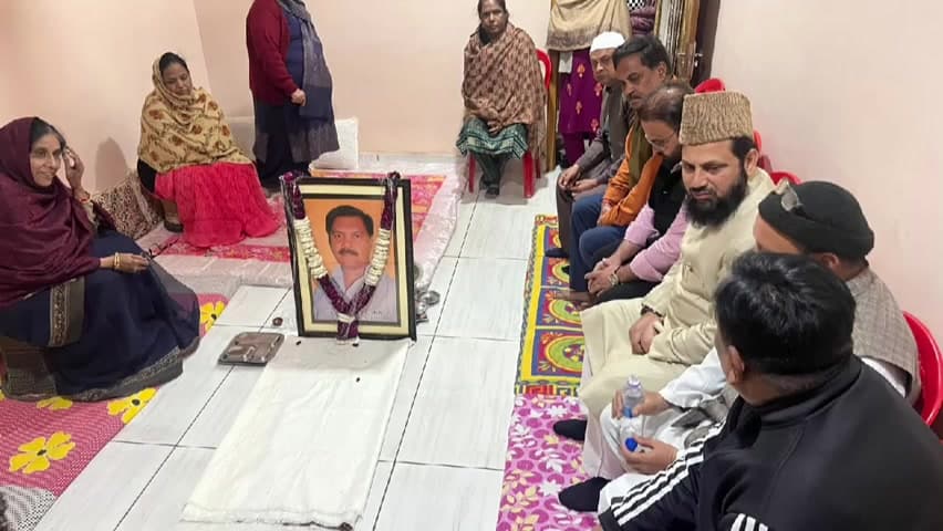 बिलासपुर: तहसील बिलासपुर क्षेत्र में सांसद मोहिबुल्लाह नदवी ने पूर्व चेयरमैन प्रमोद जौहरी को श्रद्धांजलि दी