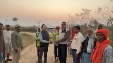 सतगावां: सतगावां प्रखंड के दूरवर्ती क्षेत्रों में हाथियों से सुरक्षा के लिए सामग्री वितरित