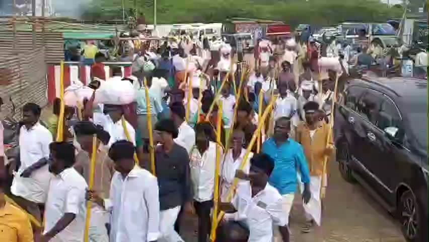 தேவகோட்டை: தேவகோட்டை அருகே இருமதி கிராமத்தில் மகா சிவராத்திரி முன்னிட்டு மாபெரும் மஞ்சுவிரட்டு போட்டி