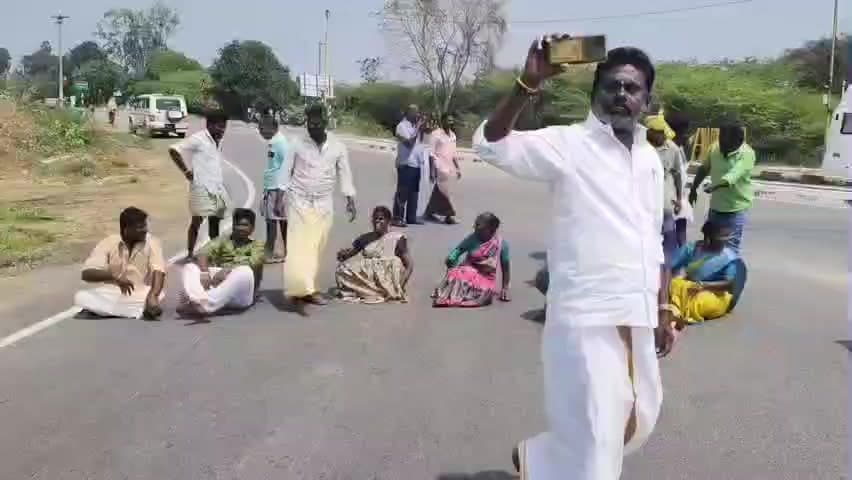 திருப்பத்தூர்: திருப்பத்தூர் அருகே சிவராத்திரி திருவிழா பிரச்சனை – கிராம மக்கள் சாலை மறியல்; மாவட்ட ஆட்சியரின் கார் வழிமறிப்பு!