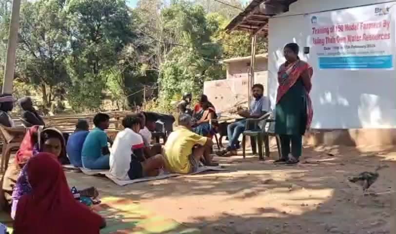 केरसई: डोंगीझरिया गांव के किसानों को आधुनिक खेती के लिए दो दिवसीय जल संसाधन प्रबंधन का प्रशिक्षण मिला