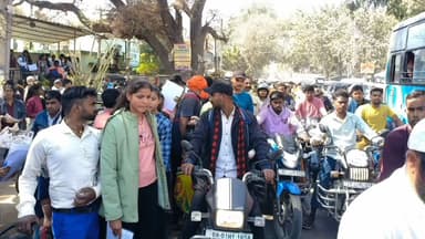 बिक्रमगंज: बिक्रमगंज में मैट्रिक परीक्षा का पहला दिन, 14,199 छात्र शामिल हुए, देर से पहुंचने पर कई छात्रों का एग्जाम छूटा