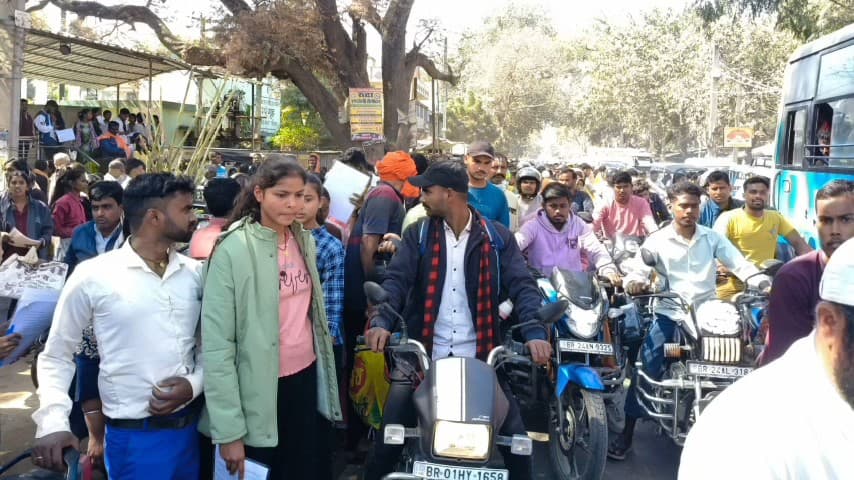 बिक्रमगंज: बिक्रमगंज में मैट्रिक परीक्षा का पहला दिन, 14,199 छात्र शामिल हुए, देर से पहुंचने पर कई छात्रों का एग्जाम छूटा