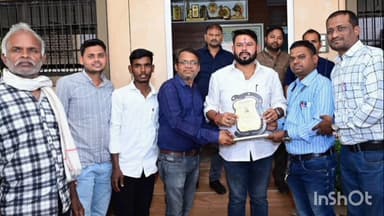 बेमेतरा में पूर्व विधायक आशीष छाबड़ा के पुराने बस स्टैंड स्थित कार्यालय में सरदा गांव के किसानों ने की सौजन्य मुलाकात