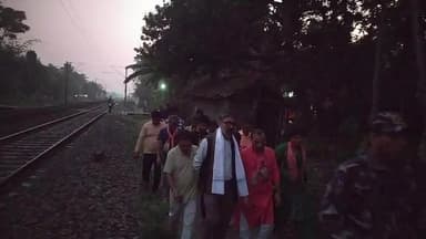 কল্যাণী: কৌতুকপুর গ্রামে দলীয়কর্মীদের নিয়ে এলাকায় গৃহ সম্পর্ক অভিযান করলেন বিধায়ক অম্বিকা রায়