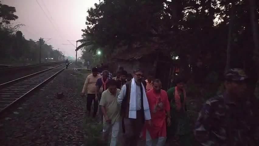 কল্যাণী: কৌতুকপুর গ্রামে দলীয়কর্মীদের নিয়ে এলাকায় গৃহ সম্পর্ক অভিযান করলেন বিধায়ক অম্বিকা রায়