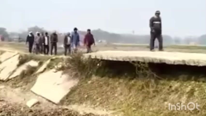 प्रतापगंज: प्रतापगंज से लालजी चौक तक की सड़क दो दशक से टूटी, कोई नहीं है जवाबदेह