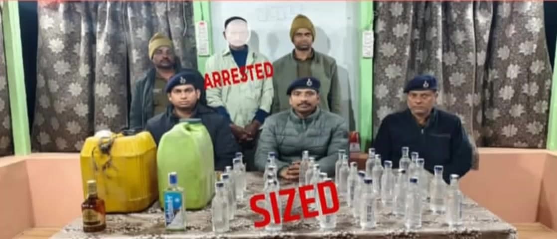 कुरसाकांटा: कुर्साकांटा में पुलिस ने सूचना पर भारी छापेमारी कर देशी व विदेशी शराब के साथ एक व्यक्ति को किया गिरफ्तार