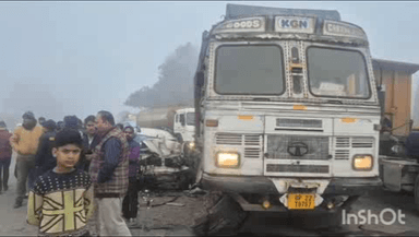 मीरगंज: ट्रक ने कार को रौंदा, शुगर मिल से गन्ना डालकर लौट रहा था ट्रक, टक्कर इतनी जबरदस्त थी कि कार क्षतिग्रस्त हो गई