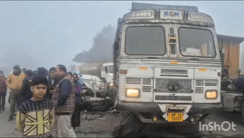 मीरगंज: ट्रक ने कार को रौंदा, शुगर मिल से गन्ना डालकर लौट रहा था ट्रक, टक्कर इतनी जबरदस्त थी कि कार क्षतिग्रस्त हो गई