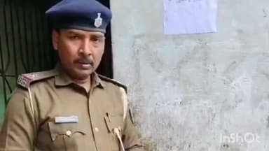 बंजरिया: सिंघिया के विजय सहनी के घर पर पुलिस ने न्यायालय के निर्देश पर मंगलवार को इश्तेहार चिपकाया