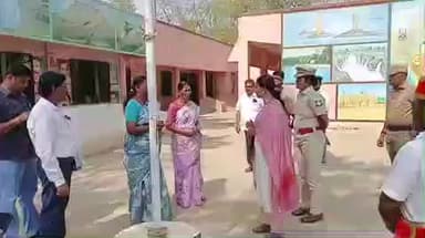 ராசிபுரம்: வெண்ணந்தூர் ஊராட்சி ஒன்றிய துவக்கப்பள்ளியில் வாக்குச்சாவடி மையத்தை மாவட்ட ஆட்சியர் ஆய்வு செய்தார்