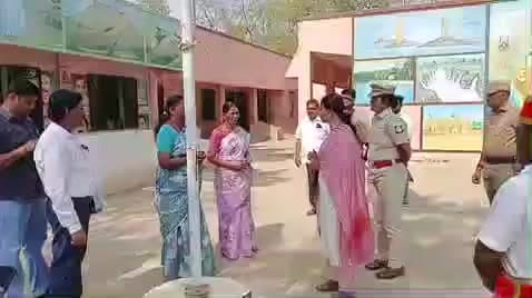 ராசிபுரம்: வெண்ணந்தூர் ஊராட்சி ஒன்றிய துவக்கப்பள்ளியில் வாக்குச்சாவடி மையத்தை மாவட்ட ஆட்சியர் ஆய்வு செய்தார்